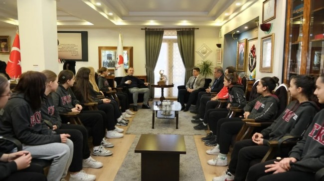 Kırklareli Fahri Kasapoğlu Ortaokulu Kız Voleybol Takımı, Belediye Başkanı Derya Bulut’u Ziyaret Etti