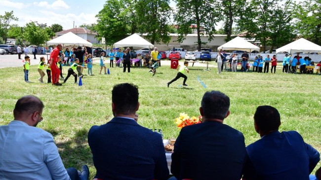 BAŞKAN YAYLA, ÇOCUK ŞENLİĞİ’NDE MİNİK KALPLERLE BULUŞTU